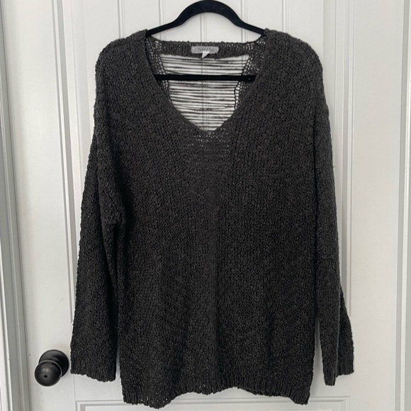 Taylor & Sage Charcoal Color Destructed Open Back Pullover V-neck Sweater; M - Picture 5 of 8